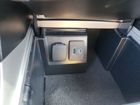 Used 2023 Ford Explorer Limited image 19