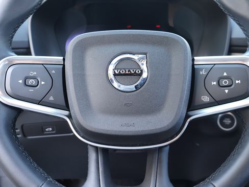 Used 2025 Volvo XC40 B5 Plus image 23