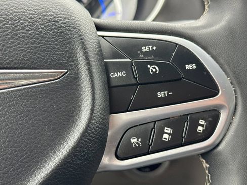 Used 2023 Chrysler Pacifica Touring-L FWD image 27