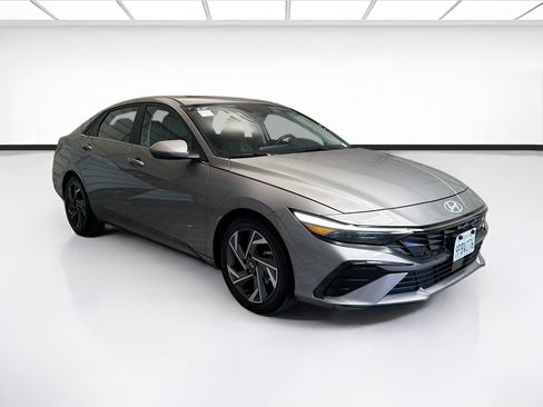 Used 2025 Hyundai Elantra Limited FWD image 3