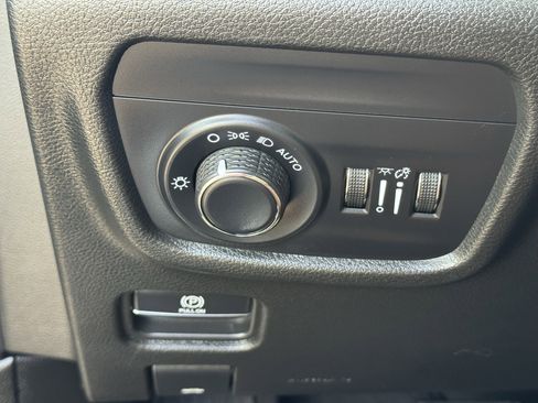 Used 2025 Jeep Grand Cherokee Altitude image 25