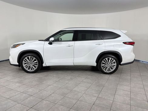 Used 2023 Toyota Highlander Platinum FWD image 2