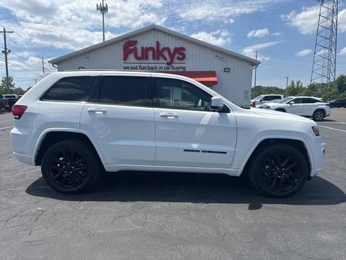 Used 2021 Jeep Grand Cherokee Laredo X AWD/4WD image 2