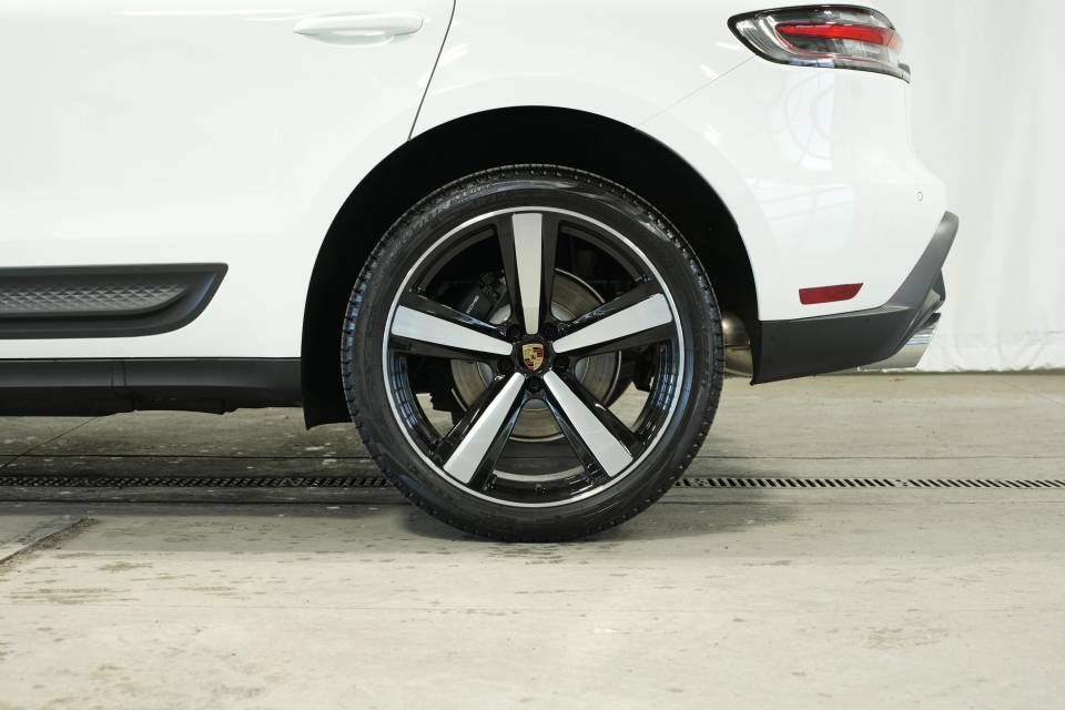 Certified 2026 Porsche Macan AWD/4WD image 41