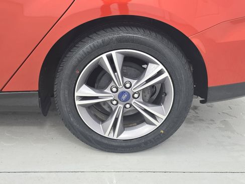 Used 2018 Ford Focus SE w/ SE Appearance Package image 31