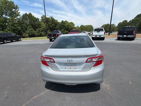 Used 2014 Toyota Camry SE FWD image 12