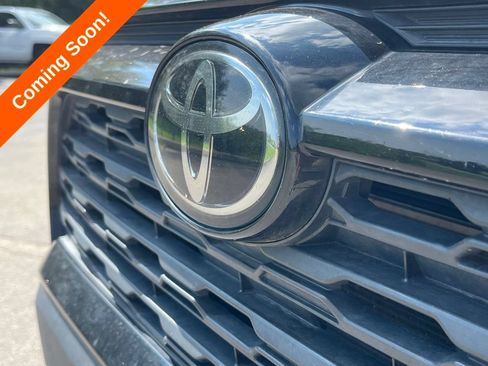 Used 2022 Toyota RAV4 XLE AWD/4WD image 4