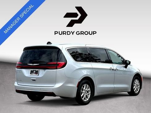 Used 2024 Chrysler Pacifica Touring-L FWD image 8