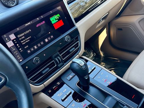 Used 2025 Porsche Macan image 28