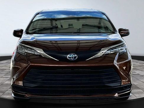 Used 2021 Toyota Sienna LE FWD image 2