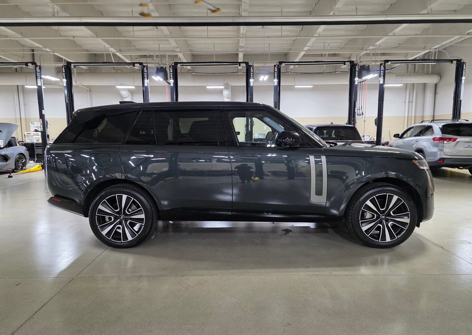 Used 2025 Land Rover Range Rover Long Wheelbase SE AWD/4WD image 8