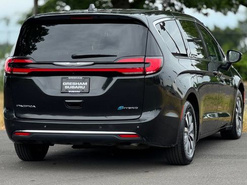 Used 2023 Chrysler Pacifica Touring-L FWD image 7