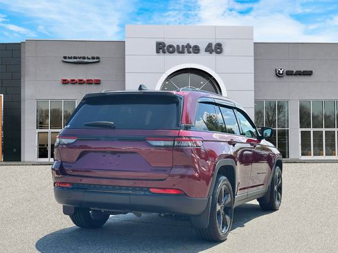 Used 2024 Jeep Grand Cherokee Limited w/ Black Appearance Package AWD/4WD image 5