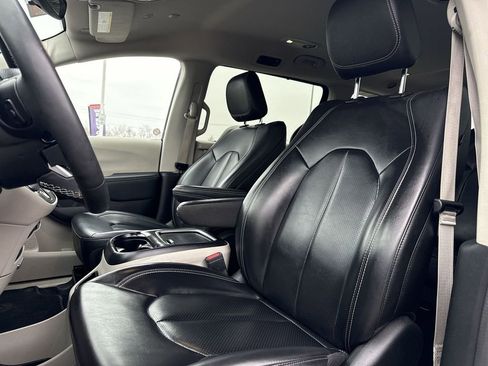 Used 2023 Chrysler Pacifica Touring-L image 13