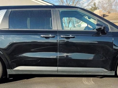 Used 2022 Kia Carnival LX image 2