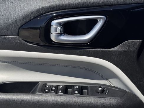 Used 2025 Jeep Compass Limited image 24