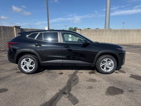 Used 2024 Chevrolet Trax LS w/ LS Convenience Package image 8