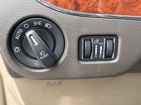 Used 2015 Chrysler Town & Country Touring FWD image 19