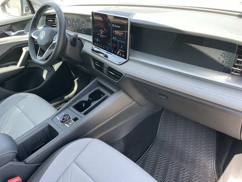 Used 2026 Volkswagen Tiguan SE w/ Panoramic Sunroof Package FWD image 29