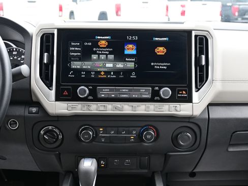 Used 2025 Nissan Frontier SV image 17