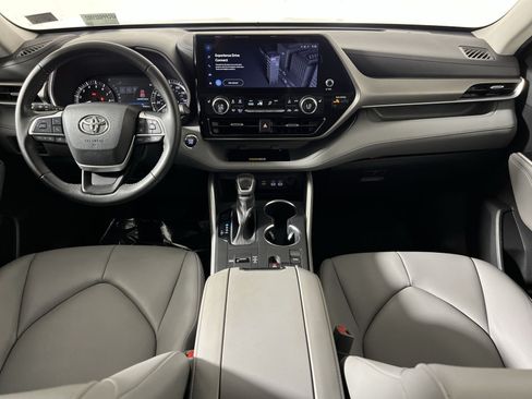 Used 2023 Toyota Highlander XLE FWD image 22
