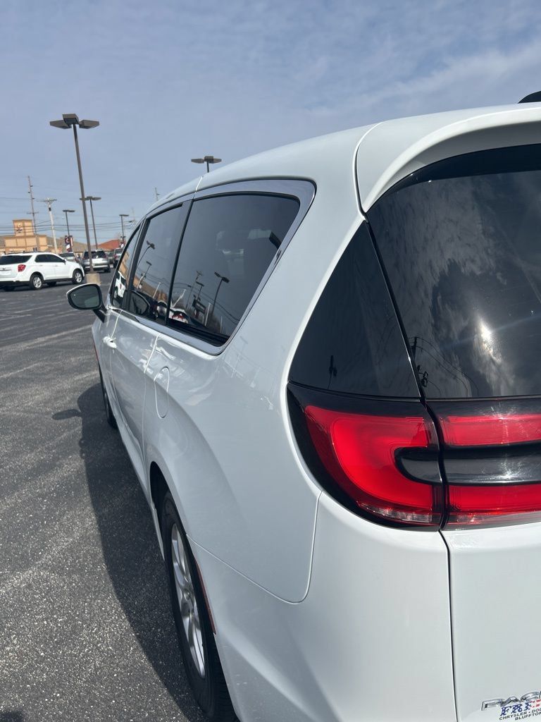 Used 2023 Chrysler Pacifica Touring-L FWD image 9