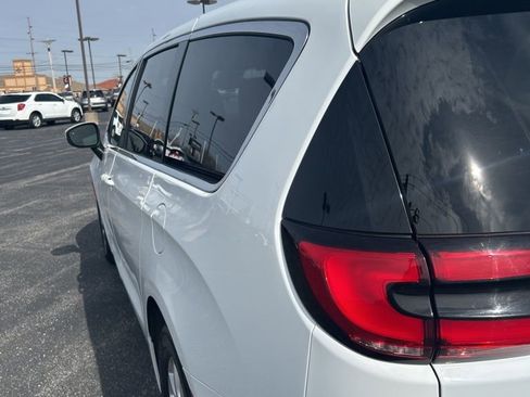 Used 2023 Chrysler Pacifica Touring-L FWD image 9