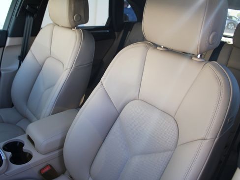 Certified 2025 Porsche Macan image 5