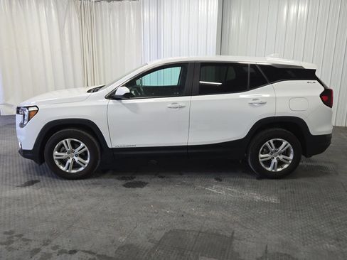 Used 2024 GMC Terrain SLE image 3