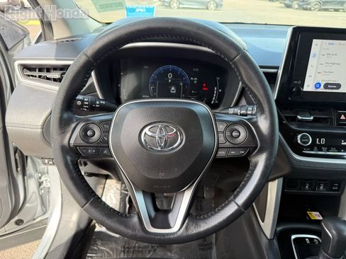 Used 2023 Toyota Corolla Cross XLE FWD image 16