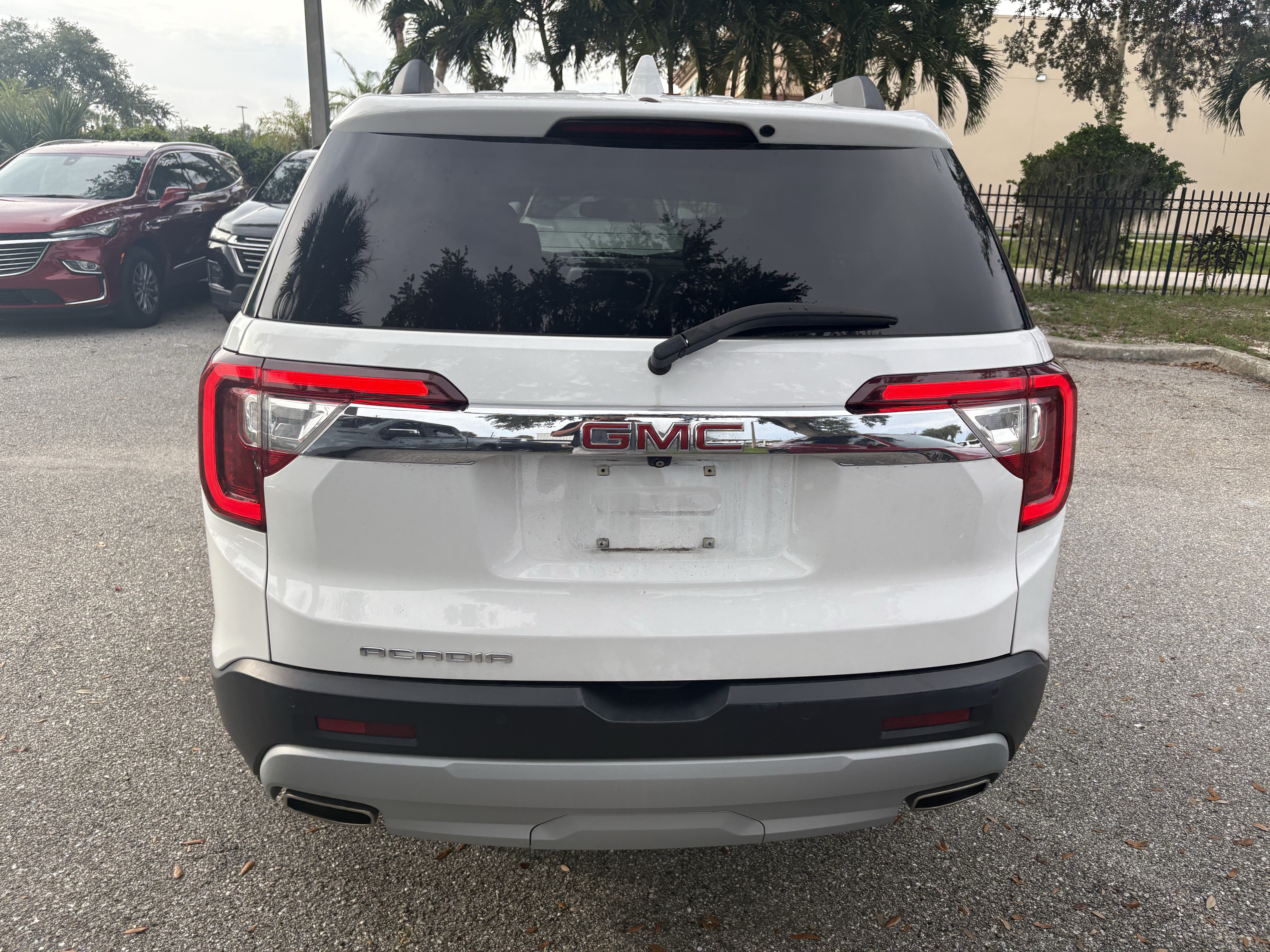 Used 2022 GMC Acadia SLT w/ Technology Package FWD image 6