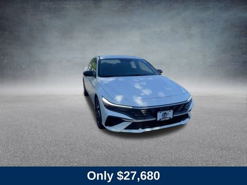 Used 2025 Hyundai Elantra SEL image 4