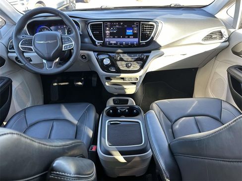 Used 2024 Chrysler Pacifica Touring-L image 2