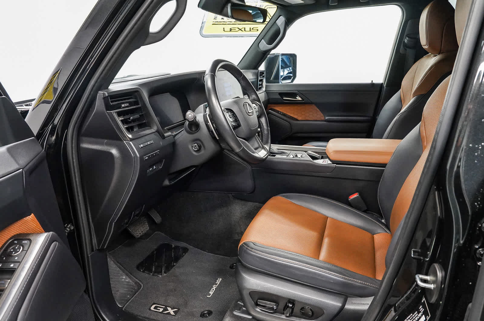 Used 2025 Lexus GX 550 w/ Accessory Package (2T) AWD/4WD image 18
