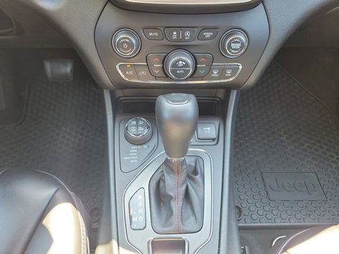 Used 2022 Jeep Cherokee Trailhawk w/ Comfort/Convenience Group image 15