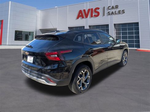 Used 2025 Chevrolet Trax LT w/ LT Convenience Package image 6