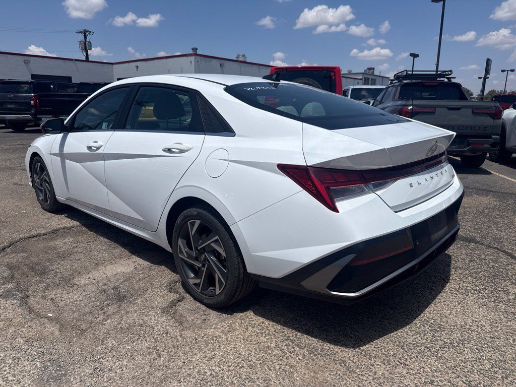 Used 2024 Hyundai Elantra Limited FWD image 4