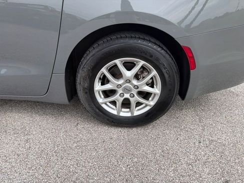 Used 2023 Chrysler Pacifica Touring-L FWD image 42