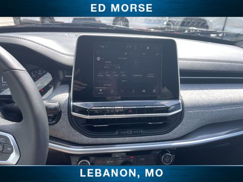 Used 2025 Jeep Compass Latitude w/ Sun & Sound Group AWD/4WD image 13