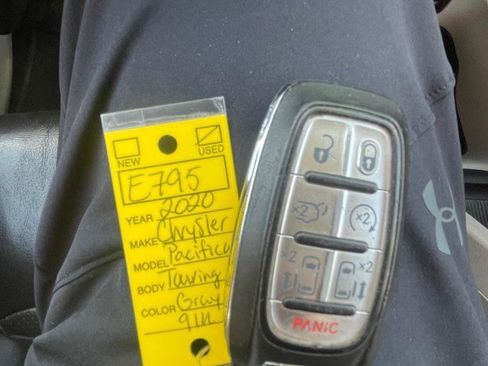 Used 2020 Chrysler Pacifica Touring-L image 28