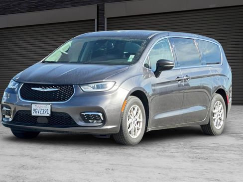 Used 2023 Chrysler Pacifica Touring-L image 9