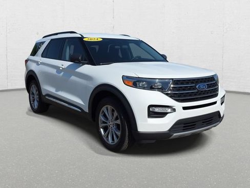 Used 2024 Ford Explorer XLT w/ Equipment Group 202A AWD/4WD image 3