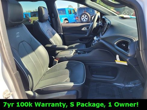 Used 2024 Chrysler Pacifica Limited w/ S Appearance Package image 17