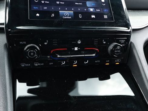 Used 2022 Jeep Grand Cherokee Laredo w/ Luxury Tech Group I AWD/4WD image 19