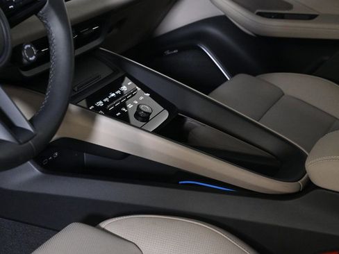 Certified 2025 Porsche Macan Electric image 21