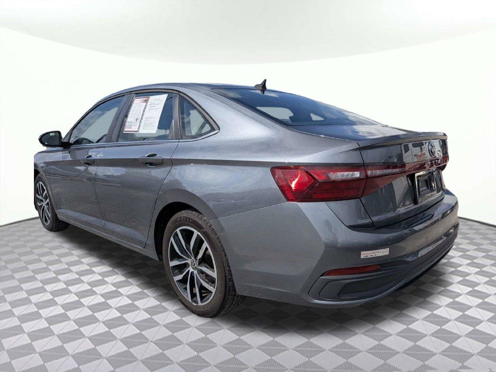 Used 2025 Volkswagen Jetta SE FWD image 5