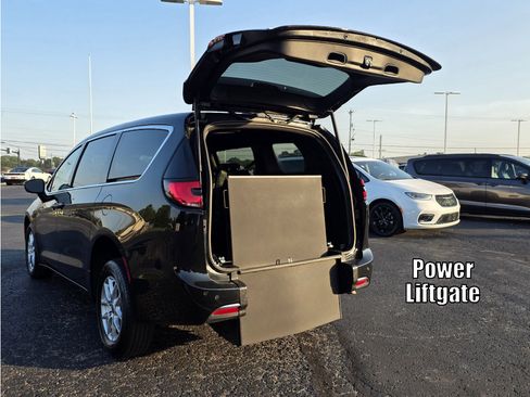 Used 2025 Chrysler Pacifica Select FWD image 17