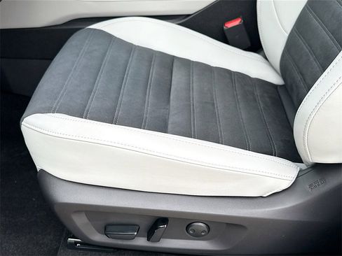 New 2025 Mitsubishi Outlander SE image 20