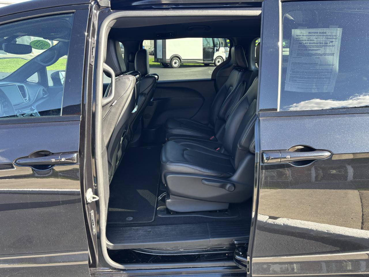 Used 2023 Chrysler Pacifica Touring-L w/ Uconnect Theater Family Group FWD image 10