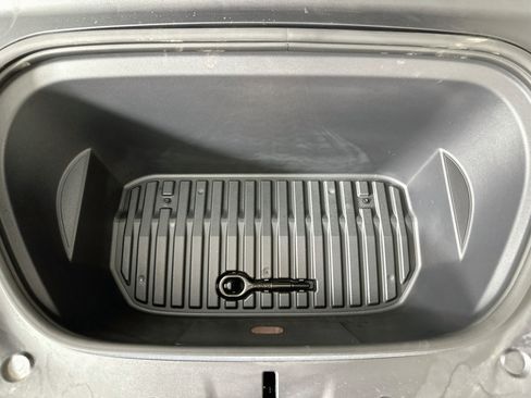Used 2023 Tesla Model Y Long Range AWD/4WD image 32